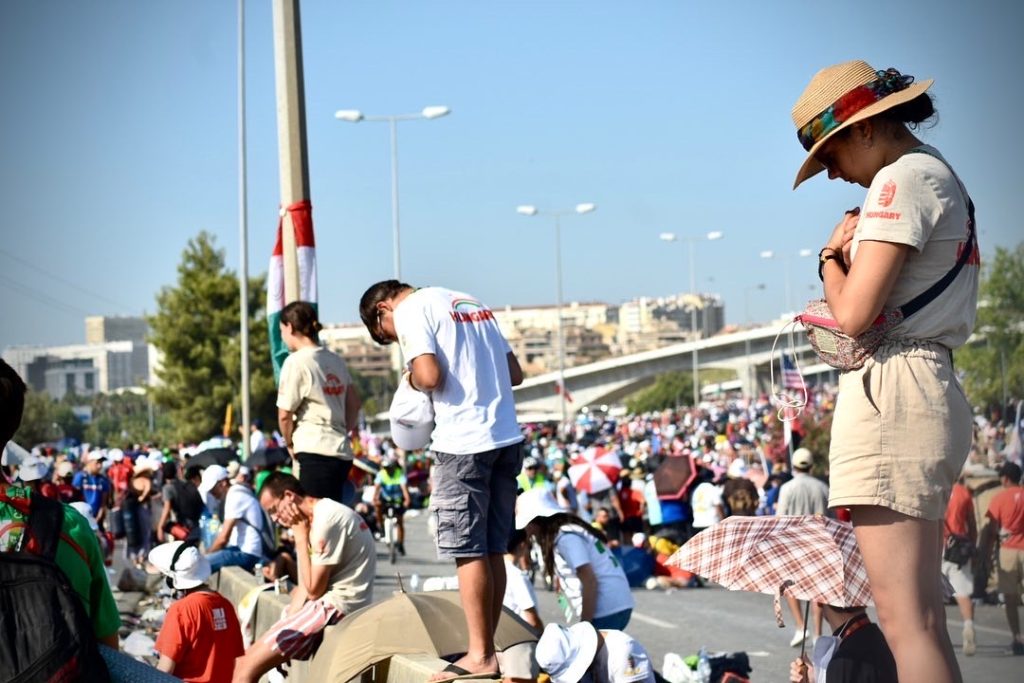 Pilgrims lining the road at WYD Missioning Mass
